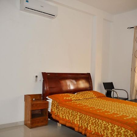 Guest House Lumen Ломе Экстерьер фото