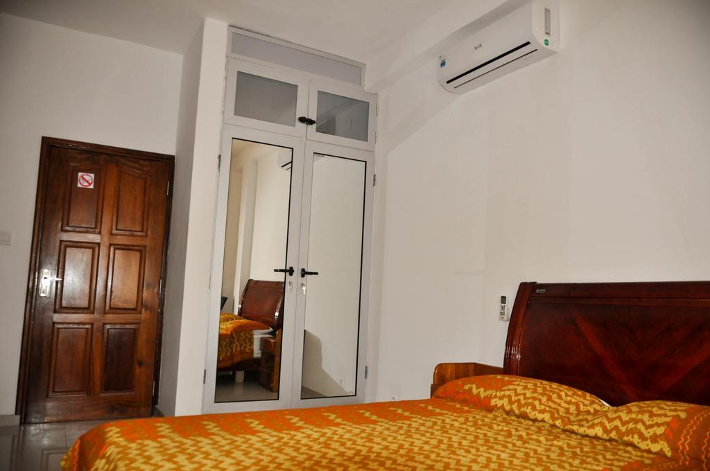 Guest House Lumen Ломе Экстерьер фото
