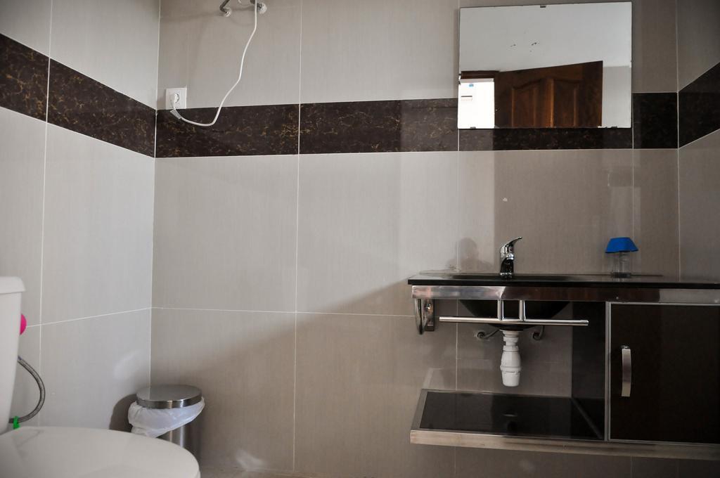 Guest House Lumen Ломе Экстерьер фото